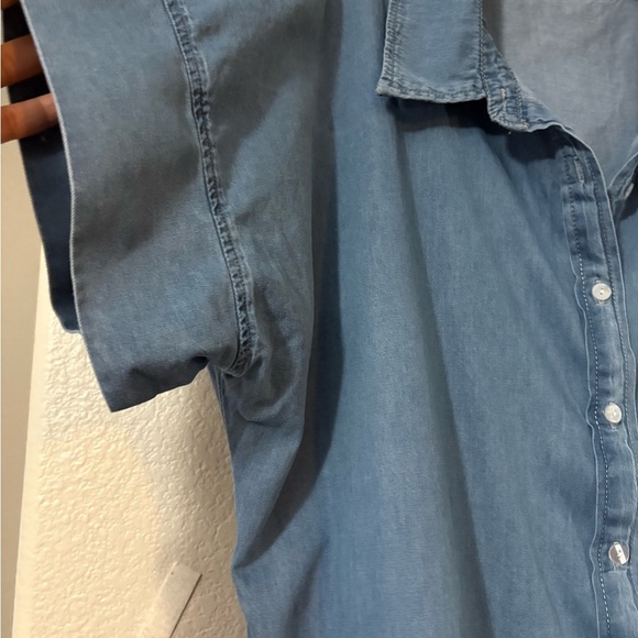 Cute chambray button front dress with ruffle hem and belt. Woman’s size 2xl. - Picture 3 of 10